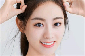 A gentle breeze in the ear, time pauses at a Shanghai tea house